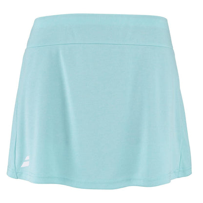 This athletic skirt, the Babolat Play Women's Badminton Skirt in Angel Blue Heather, showcases a wide waistband and a subtle white logo on the lower left side. Made with 360 MOTION and FIBERDRY technology, its fabric is smooth and ideal for all your sports activities.