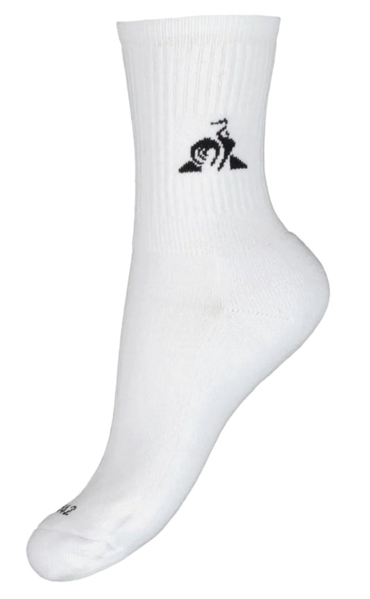 One white Le Coq Sportif men's badminton sock featuring moisture-wicking technology and a black, stylized snail logo above the ankle. The minimalist background is plain light gray.