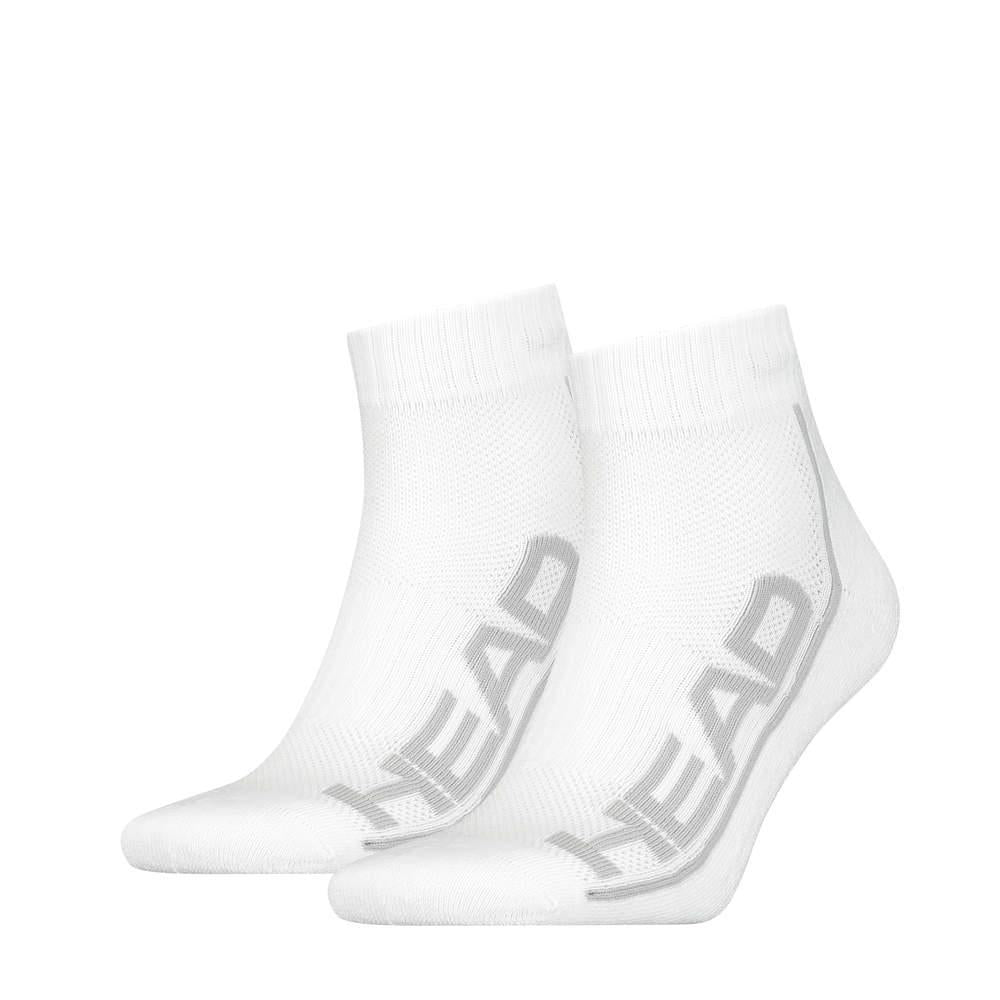 These HEAD Stripe Quarter Socks (2 Pack) in white proudly display the word "HEAD" in gray on the sides, combining style with comfort. They are equipped with cushioned soles and arch support, ensuring your feet stay cozy and well-supported during gameplay.