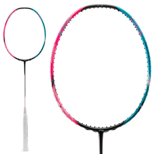 The Li-Ning Halbertec 8000 3U Badminton Racket in Capri Breeze and Neon Iridescent Pink showcases a white grip with a frame that seamlessly combines pink and blue shades. Constructed from military-grade carbon fiber, this design highlights the vibrant head and shaft, providing both style and durability.