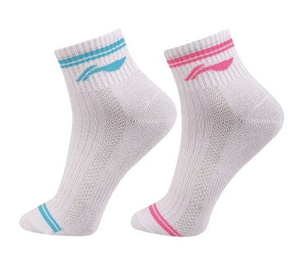 The Li-Ning Women's Sports Socks (2-Pack) in White, Pink, and Blue showcase a fashionable design with colored accents. One sock highlights blue stripes paired with a blue logo, while the other features pink stripes and a pink logo. The ribbed texture enhances comfort and breathability, ensuring both socks maintain an elegant yet coordinated look.