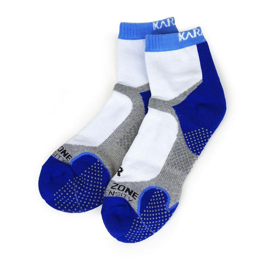 A pair of technical ankle badminton socks in white and navy designed for men, available in sizes UK7-UK13. Crafted from Cool Tec material, they feature cushioning zones for shock absorption with the "Karakal" branding visible on the cuff.