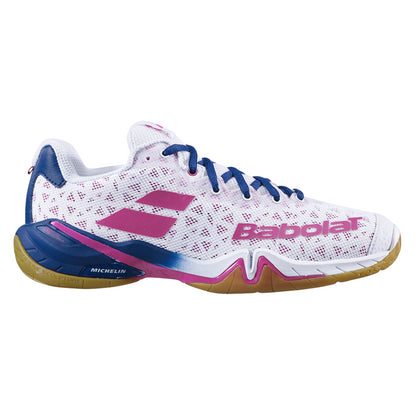 Introducing the Babolat Shadow Tour Badminton Shoes in White/Pink, distinguished by blue laces and adorned with the iconic Babolat logo on the side. The sole boasts Michelin collaboration branding, while the upper features a perforated pattern for enhanced breathability. Enhanced by DCS technology, these shoes deliver superior comfort and performance.