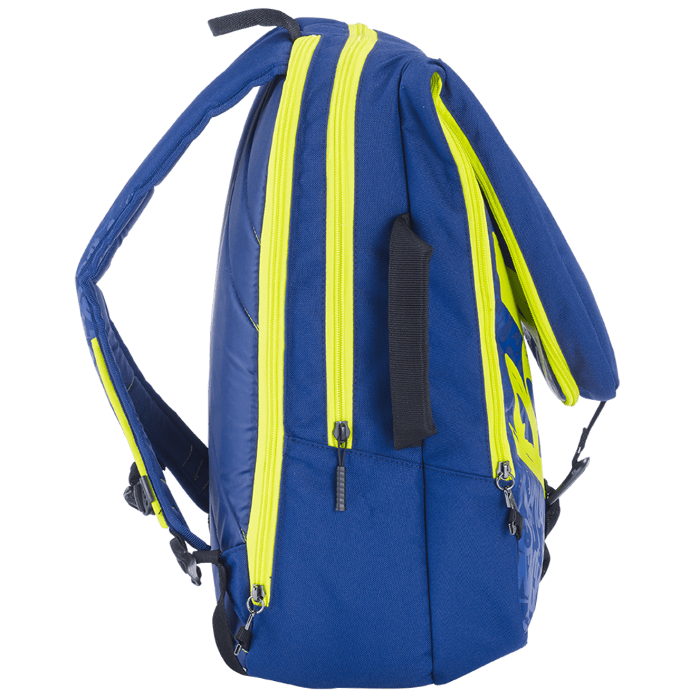 This Babolat Tournament 181 Bag Blue/Green, with its design inspired by Babolat's bags, highlights vibrant yellow zippers and straps. When seen from the side, it reveals black handle grips and numerous compartments perfect for badminton rackets. The bag embodies a contemporary, sporty style suited for athletes on the move.