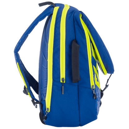 This Babolat Tournament 181 Bag Blue/Green, with its design inspired by Babolat's bags, highlights vibrant yellow zippers and straps. When seen from the side, it reveals black handle grips and numerous compartments perfect for badminton rackets. The bag embodies a contemporary, sporty style suited for athletes on the move.