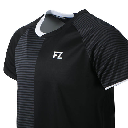 A mannequin displays the FZ Forza Sarzan Junior Badminton T-Shirt in black, highlighting a stylish sports jersey with striped shoulders and a bold "FZ" logo on the chest. The white collar trim complements its modern Danish design, while Dryforze technology ensures optimal comfort.